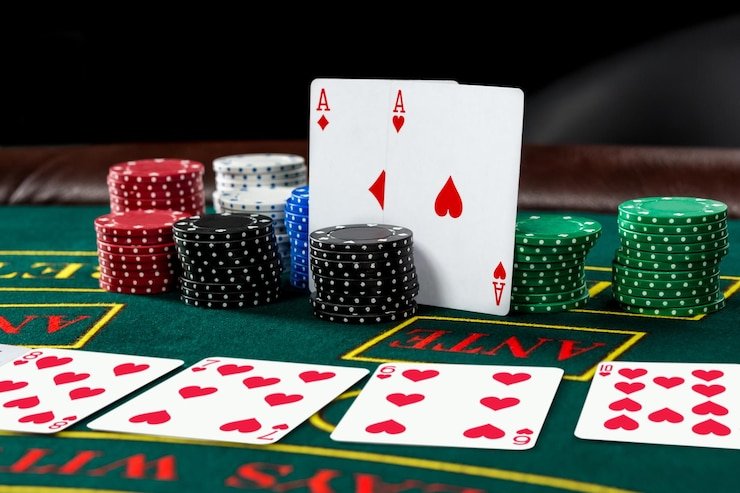 Pengguna dewasa membaca syarat bonus digital